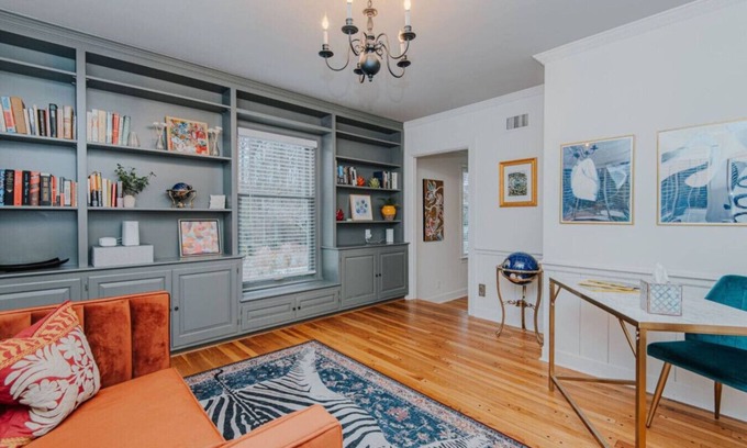 Old Irving Park House | Entire House Sleeps 16 Close to Downtown