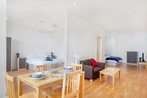 Borehamwood Apartment | Entire spacious flat with parking Close to Elstree Studios