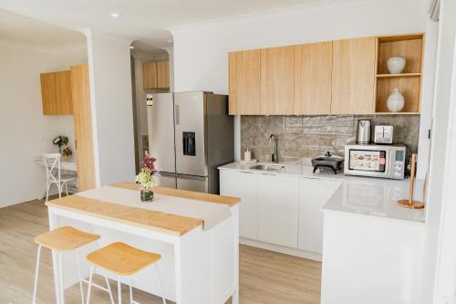 Banora Point House | Entire Unit 11 kms to Gold coast Airport for family holidays 04 Beds 2 rooms