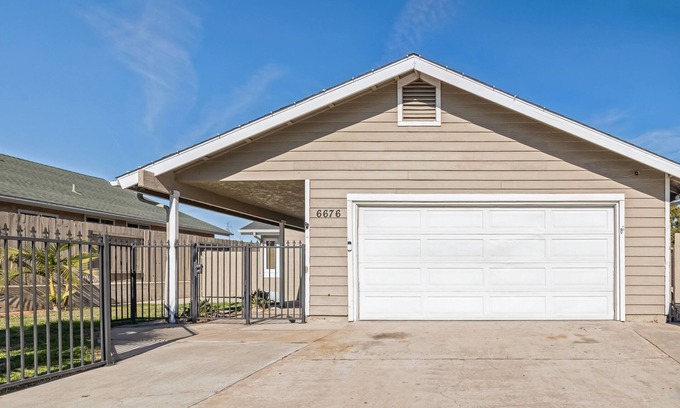 Encanto House | Entire Vacay Home "10 miles from Downtown" - 7 Beds 3 Rooms 2 Bath - Full Garage