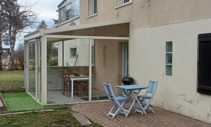 Monestier-Merlines House | Entre Puy-de-Dôme et Corrèze Appartement pour 4 personnes avec terrasse et jardin