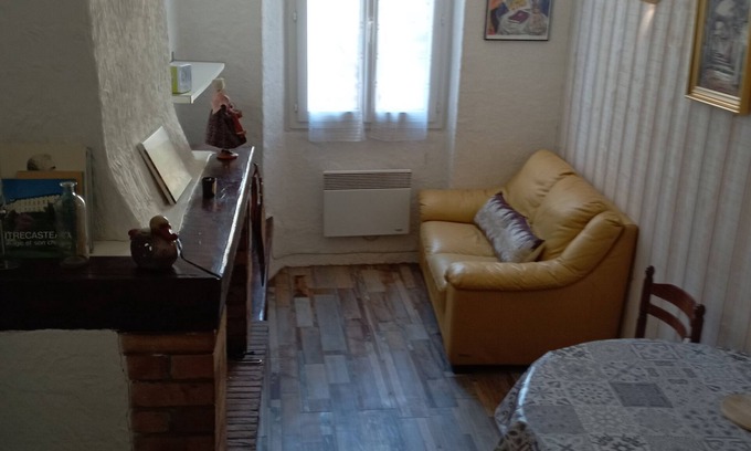 Entrecasteaux Apartment | Entrecasteaux center apartment rental .Var