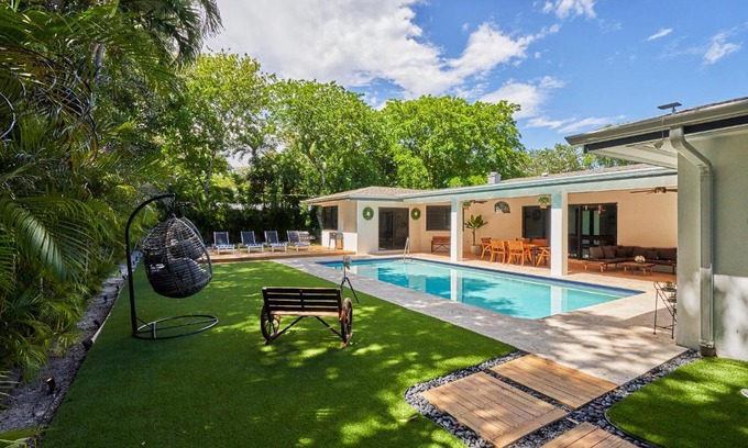 North Miami Villa | Epic 5BR House, Pool & Mini Golf & Pond & Terrace