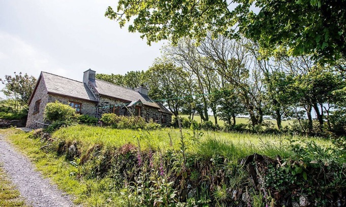 Cylch-Y-Garn Apartment | Erw Rhys - sleeps 6 guests in 3 bedrooms