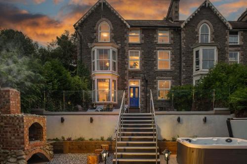 Dolgellau House | Eryri Snowdonia Premier Family Retreat with Hot Tub and Fire Pit