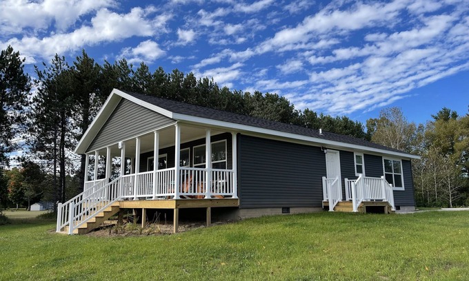 Gladstone House | Escanaba River Modern Retreat 10 Min to Town