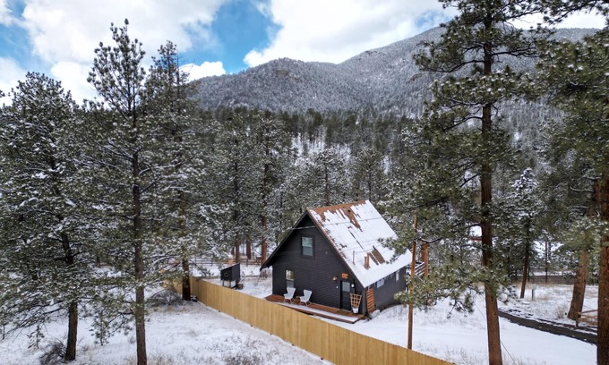 Evergreen Cabin | Escape to a Serene Mountain Getaway: Your Perfect Retreat Awaits in Evergreen CO