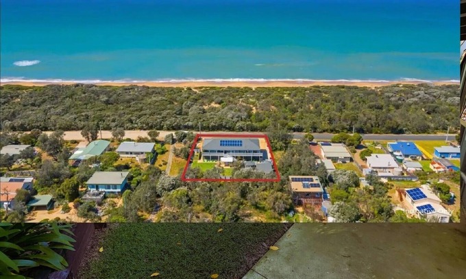 Paradise Beach House | Escape to Paradise - Beach views 5bedrooms, 2 Kitchens, 2 Living, 2 Bathrooms