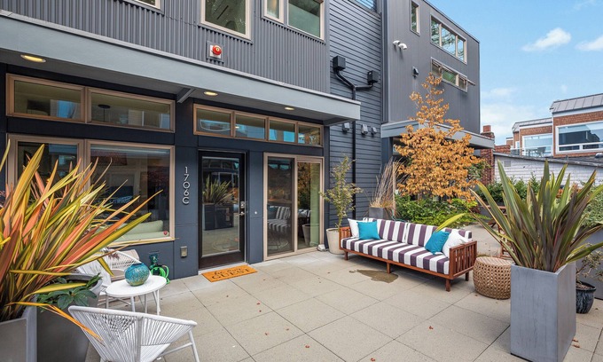 West Seattle House | Escape to this townhome, near Alki Beach