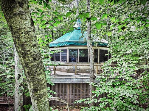 Monmouth House | Escape to Tree House Island Life