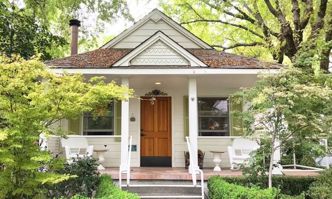 New Brighton Cottage | Escape to Wine Country in your independant Cottage in Downtown Calistoga