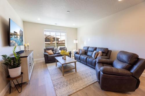 Washington House | Escondido 1231 Red Rock Retreat at Escondido Fire Pit, Nintendo Switch, and Ping Pong Table!