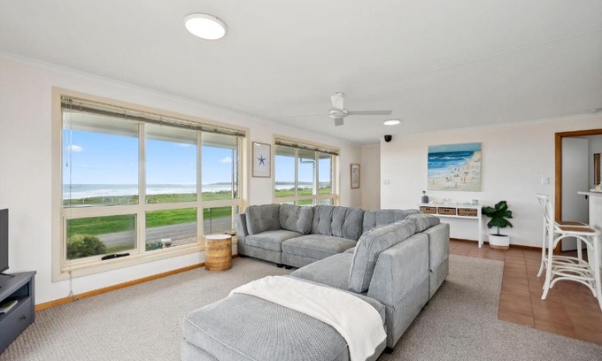 Middleton House | Esplanade Escape Absolute Beachfront WIFI-NBN