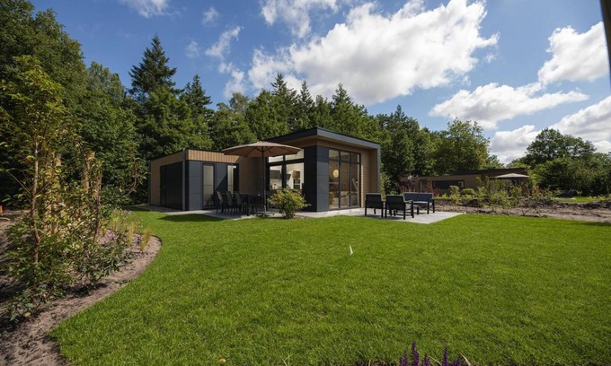 Lieren House | Essenburgh: Spacious and stylish home for 6 people with three bedrooms, a modern kitchen, a cozy outdoor space, and a private hot tub for ultimate relaxation. Enjoy luxury and nature in the Veluwe.