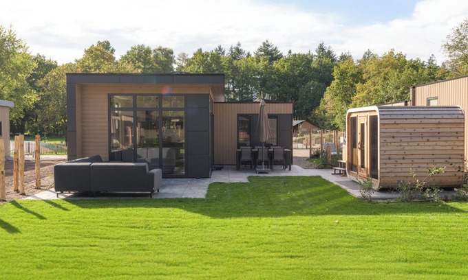 Lieren House | Essenburgh: Spacious and stylish home for 6 people with three bedrooms, a modern kitchen, a cozy outdoor space, and a private hot tub for ultimate relaxation. Enjoy luxury and nature in the Veluwe.