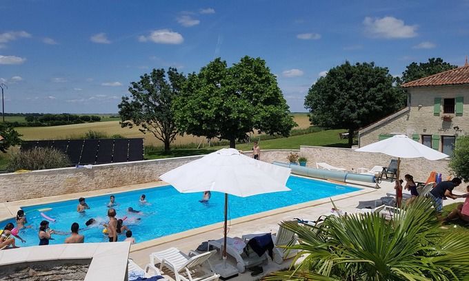 Saint-Pierre-d'Amilly Cottage | Estate with 6 individual cottages (36 beds), reception room and swimming pool.
