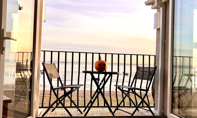 Southend-on-Sea Apartment | Estuary Views Penthouse 🖤 Beachfront with Parking