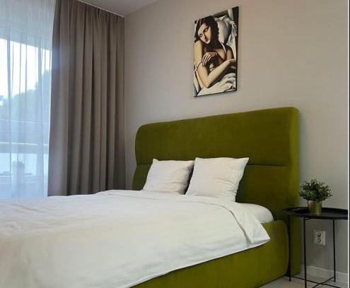 Tomaszow Mazowiecki Apartment | EUROPA22 "Apartament Delux" z wanną - CENTRUM MIASTA balkon z widokiem na park i staw z fontannami
