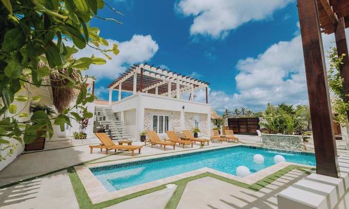 De Bruynewijk Apartment | EVA by LUCHA - Oceanview Spa Bedroom with Pool