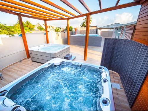 Port-Louis Apartment | Evasion en plein cœur de la ville Studio Jacuzzis Sauna et piscine au centre de Port-Louis