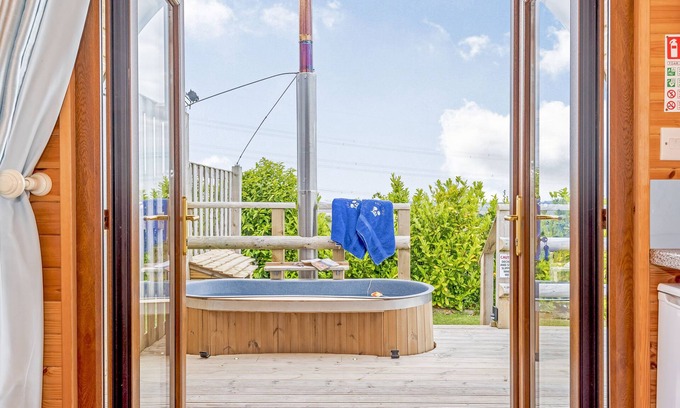 Oakenholt Cottage | EWE TWO, romantic, character holiday cottage, with hot tub in Northop