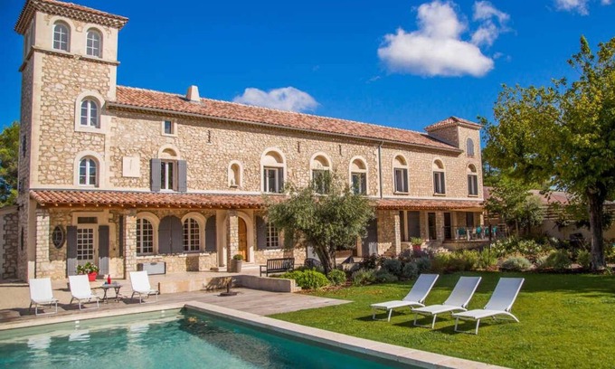 Noves House | Exceptional air-conditioned farmhouse in Noves (13), park, heated pool, pets allowed (2).