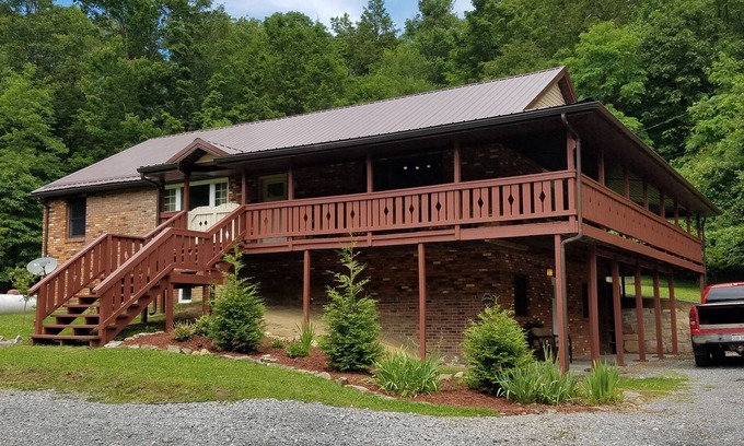 Lookout House | Exceptional Lodging at New River Gorge for the Ultimate Getaway- sleeps 18