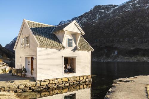 Bremanger House | Exclusive fjord getaway with sauna