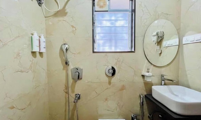 Kandivali East Apartment | Executive 1BHK Suite | Near Link Road