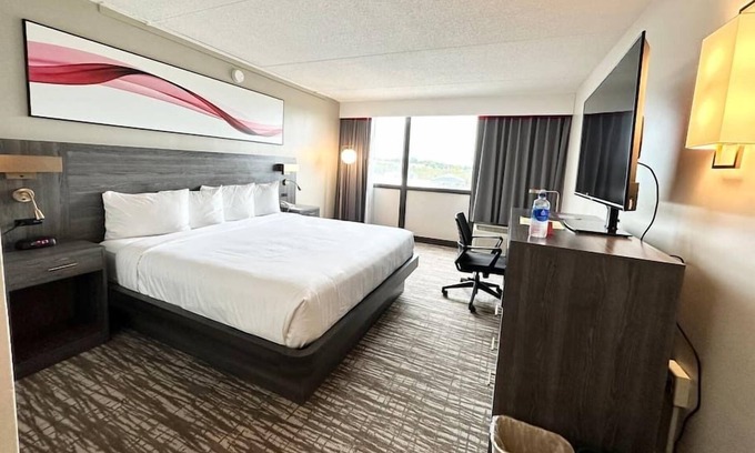 Southwest Area House | Executive suite w/private bath