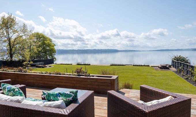 Ngongotaha House | Exhale Rotorua: Jandals & Joy Lakefront Retreat