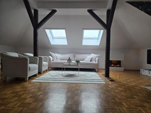Rath Apartment | Exklusives 2 Zimmer Dachstudio mit Kamin Perfekte Lage für Phantasialand und Köln Messe inkl Parkplatz und Vollausstattung