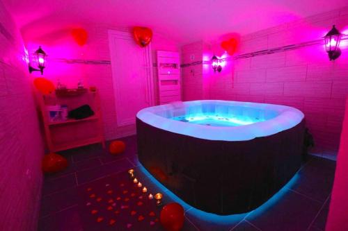Lizy-sur-Ourcq Apartment | Expérience INSOLITE Love Room & ESCAPE GAME