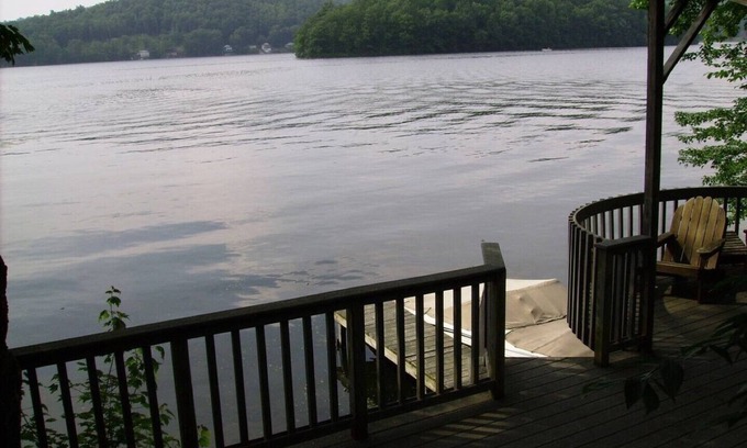 Argyle House | Expansive Lakehouse with Jacuzzi