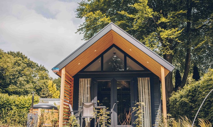 Lieren House | Experience luxury and nature in the Tiny Lodge in the Veluwe! Single-story with 2 bedrooms, a fully equipped kitchen, air conditioning, and a private hot tub in the garden.