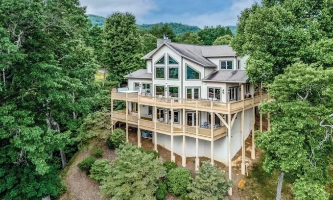 Whittier House | Experience luxury at the Whittier Summit Escape