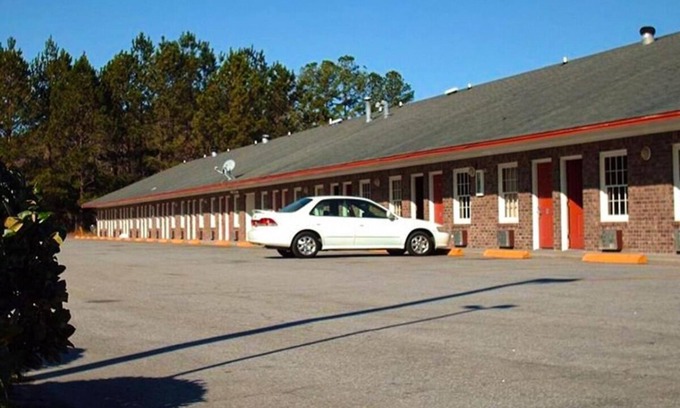 Ridgeland Hotel | Experience Small Town America! Budget-Friendly Accommodation! Free Parking!