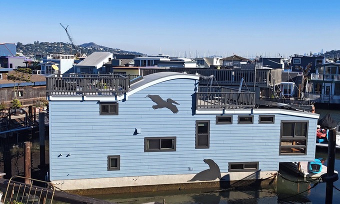 Bay Area Boat Rental | Experience the unique floating home community of Sausalito!