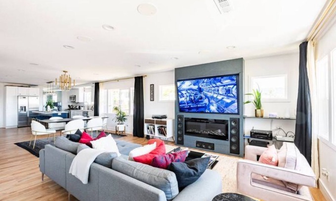 Oakland House | Exquisite 3-bedroom home with hot tub & firepit