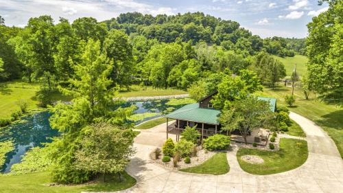 Ava House | Exquisite Cabin with Amazing Interior and Exterior in Sarahsville, Ohio