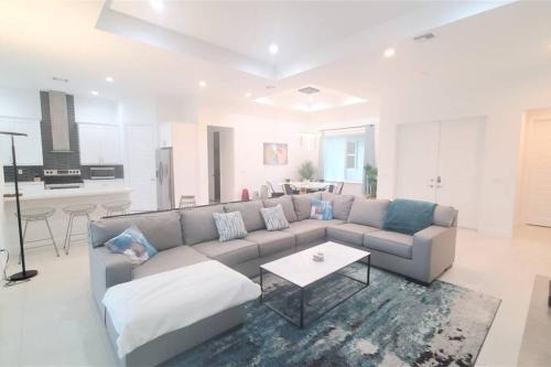Rural Estates Villa | Exquisite Home 4 Beds with Heated Pool & Jacuzzi