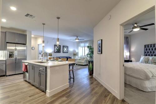 North Scottsdale Apartment | Exquisite Home-Walk Score 81-Shopping District-King Bed-Parking -G3021