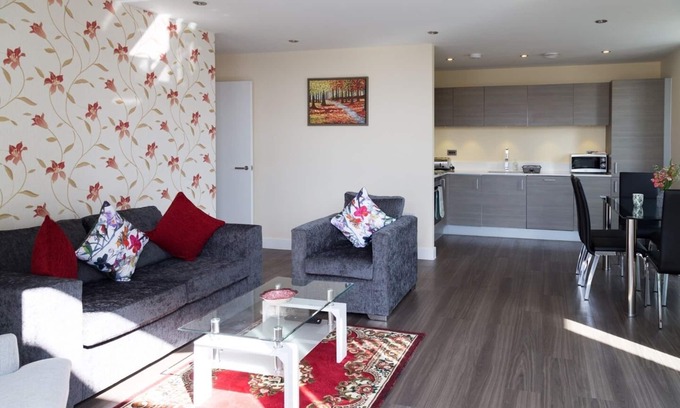 Cambridge Apartment | Exquisite Modern Station Penthouse with Balcony, Parking & Sleeps 6