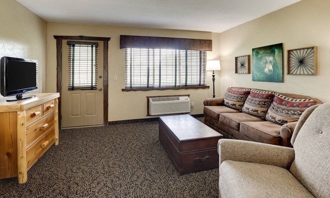 Onalaska Hotel | Extended Stay Queen Suite, Kitchenette, Living Area, Stoney Creek