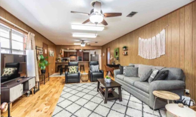 Harahan House | Extended Stay Safe Haven-Big Car Port Parking!
