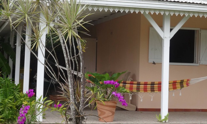 Le Lamentin Apartment | F2 Bottom corner villa with veranda and trees
