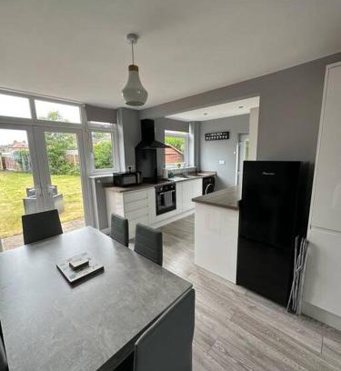 Stafford Apartment | Fabulous 3bed off street parking