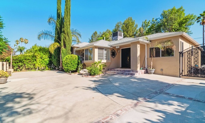 Woodland Hills House | Fabulous Tarzana Poolside Retreat