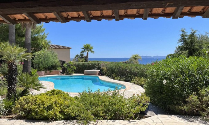 La Londe-les-Maures Villa | Face aux Iles D'hyeres, 50 Mètres de la Plage, Villa 300 M2,5 Chambres, Piscine