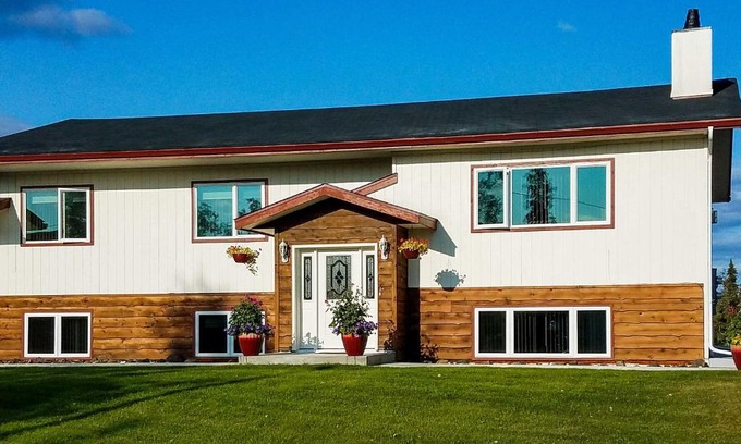 College House | Fairbanks Alaskan Abode about 1 Mile to Pioneer Park!